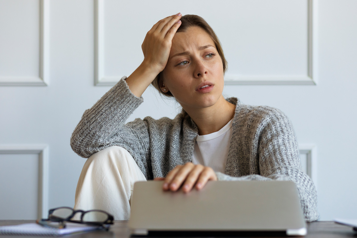Humeur stressée, anxieuse, mal de tête